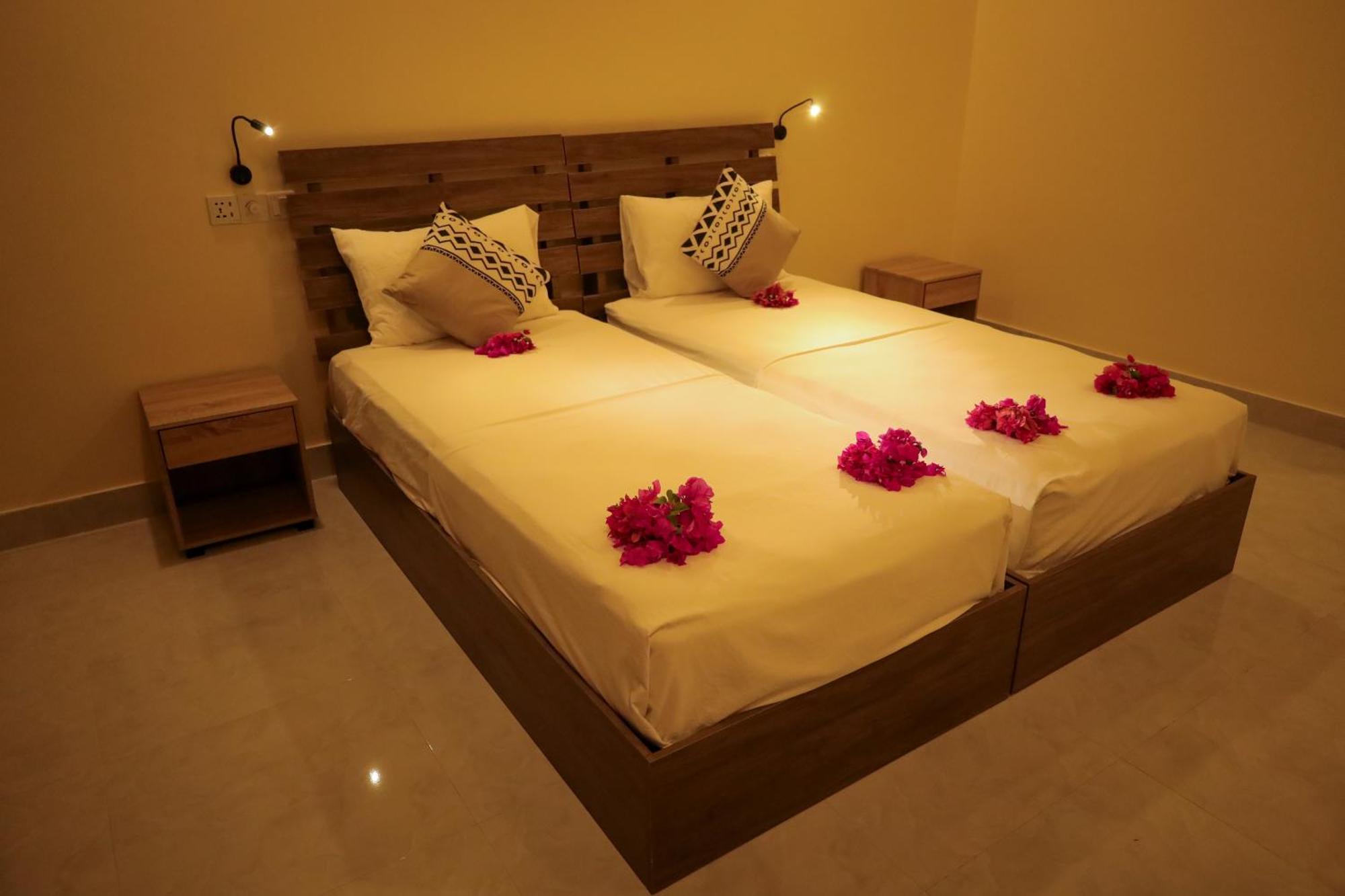 Charming Holiday Lodge- Addu Atoll Meedhoo, Maldives Bagian luar foto