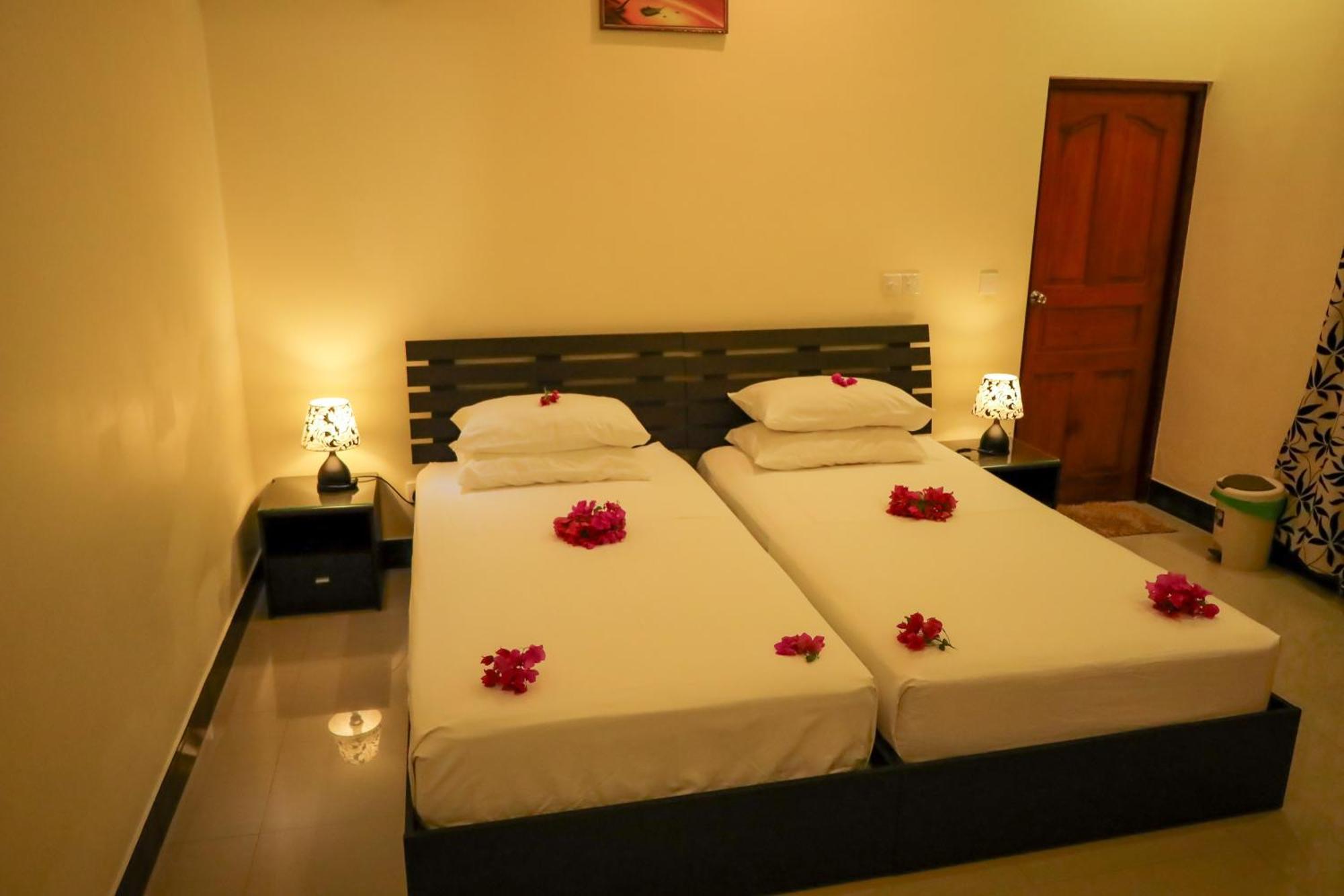 Charming Holiday Lodge- Addu Atoll Meedhoo, Maldives Bagian luar foto