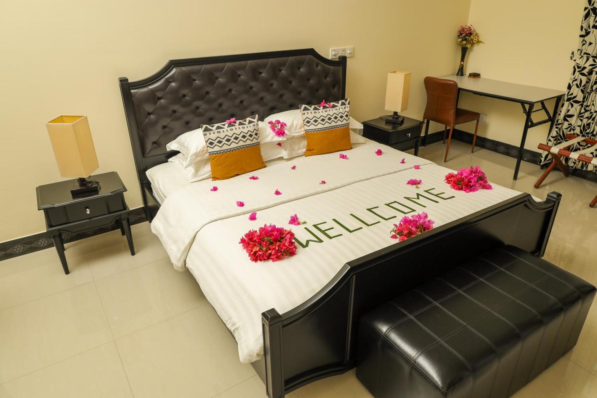 Charming Holiday Lodge- Addu Atoll Meedhoo, Maldives Bagian luar foto